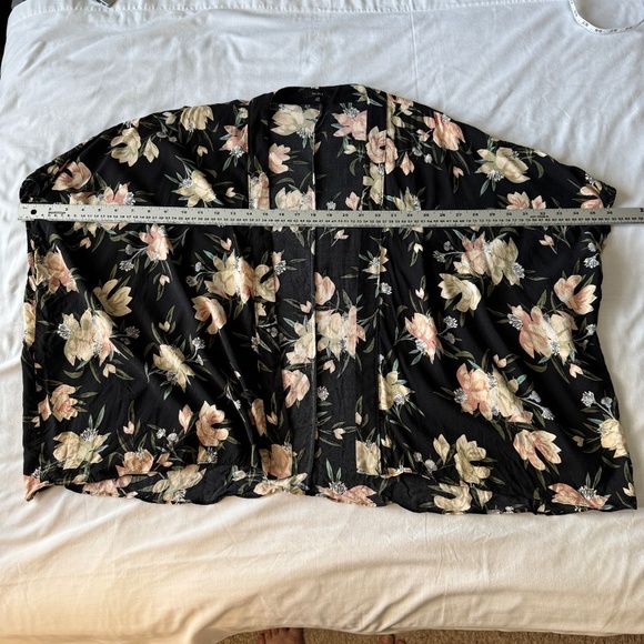 Talula Women's Black Floral Open Front Lightweight Short Kimono Top S/M Witchy - Picture 8 of 10